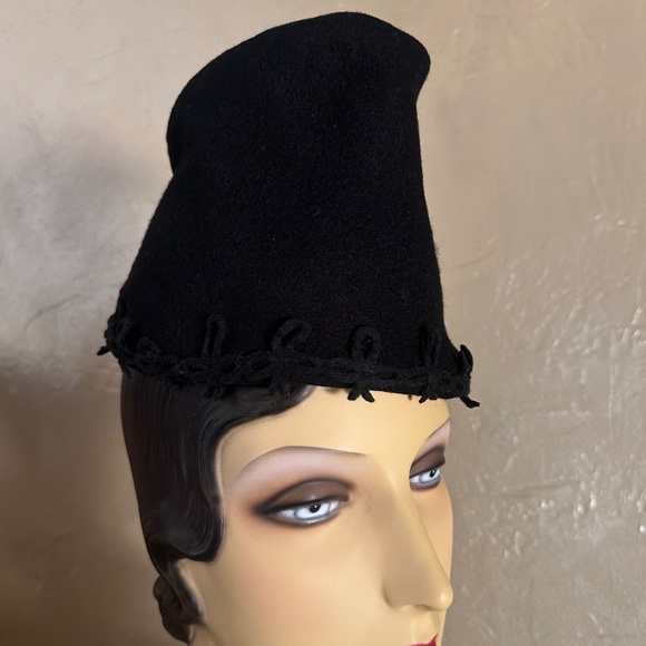 EXCEPTIONAL 1940s' UNIQUE TOP BLACK FELT CONICAL HAT + RED FEATHER & APPLIQUES - Picture 8 of 12